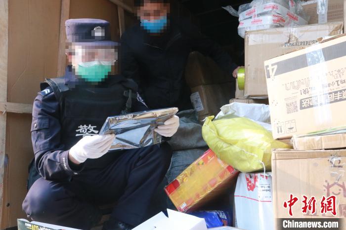 圖為勐康邊檢站民警在對快遞運輸車輛進行例行檢查。　楊添 攝