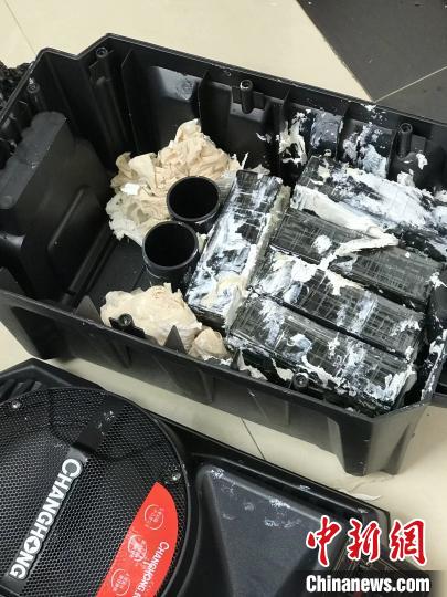 圖為臨滄邊境管理支隊從音響中查獲毒品?！⒂狼?攝