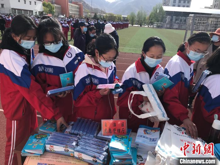 圖為西藏自治區(qū)應(yīng)急管理廳在學(xué)校開展安全生產(chǎn)宣傳(資料圖)。西藏自治區(qū)應(yīng)急管理廳 供圖