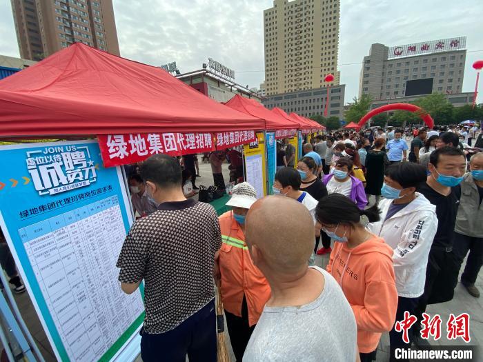 一些知名企業(yè)展臺前，投遞簡歷、咨詢就業(yè)的人絡(luò)繹不絕?！∏愊?攝