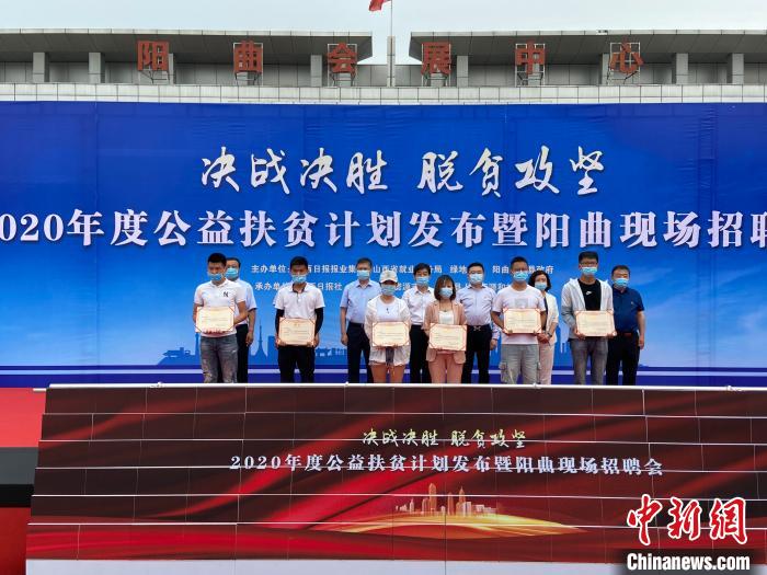 在現(xiàn)場，綠地集團(tuán)與困難就業(yè)群體就業(yè)代表簽署勞務(wù)合同，并為首批6名就業(yè)代表頒發(fā)上崗證書。　屈麗霞 攝