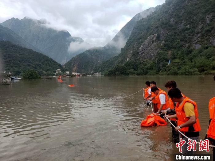 救援人員正在全力營救被困群眾?！〉ぐ托峁?攝