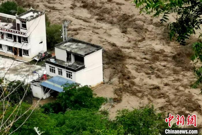 洪水淹沒房屋?！〉ぐ托峁?攝