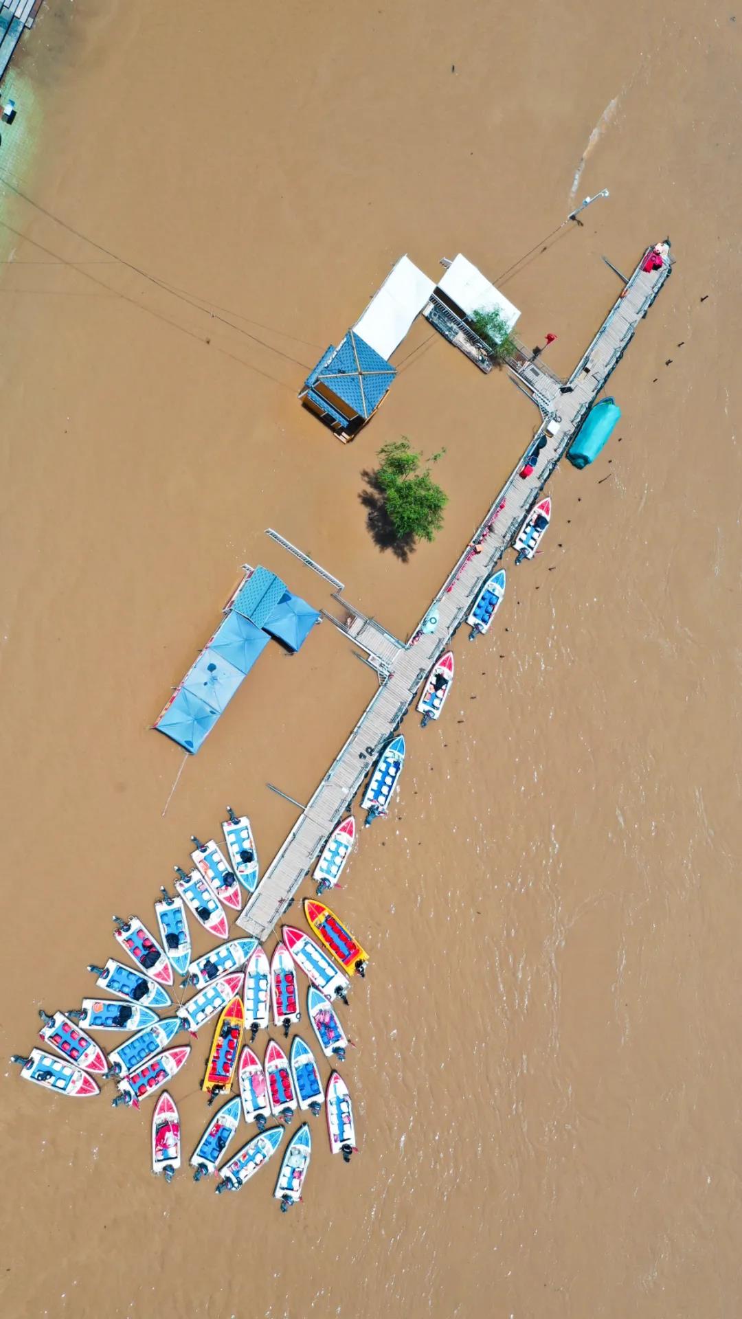 ▲圖為6月27日已暫時(shí)關(guān)閉的黃河蘭州段一處快艇碼頭（無人機(jī)照片）。新華社發(fā)（郎兵兵 攝）
