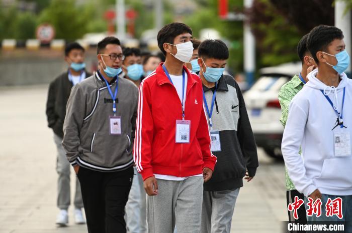 7月7日，考生在拉薩三高考點(diǎn)外有序排隊，等待進(jìn)入考場。　何蓬磊 攝