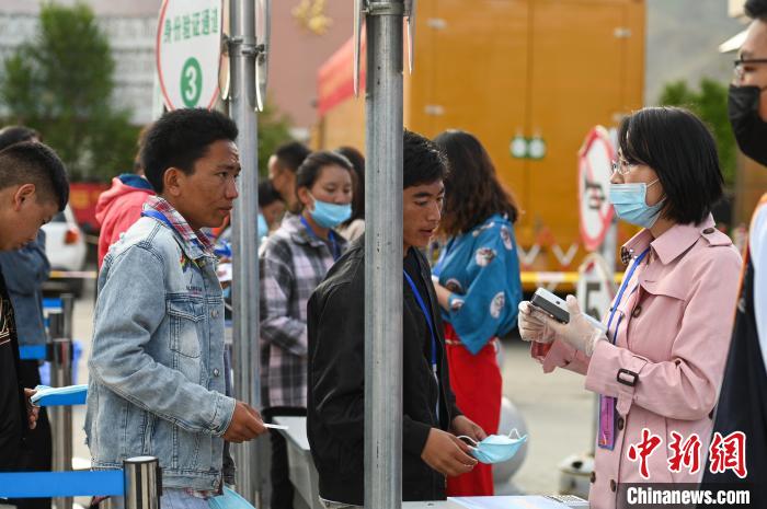 7月7日，考生在拉薩三高考點(diǎn)外進(jìn)行身份證件核驗?！『闻罾?攝