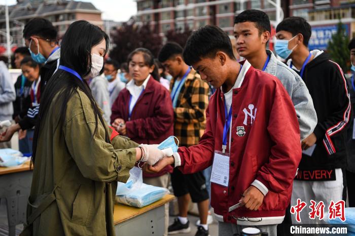 7月7日，考生在拉薩三高考點(diǎn)外測量體溫。　何蓬磊 攝