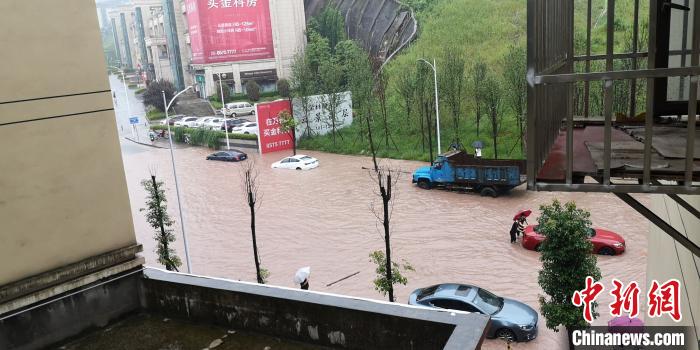 圖為重慶萬州城區(qū)積水嚴重?！≈貞c萬州區(qū)委宣傳部供圖 攝