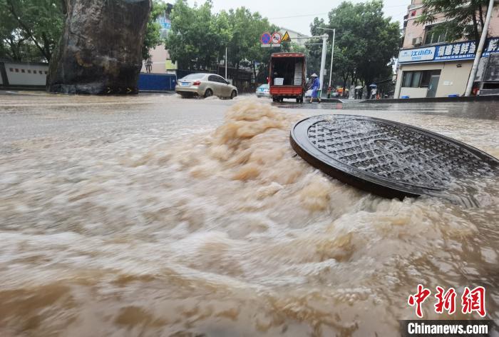 圖為重慶萬州城區(qū)積水嚴重?！≈貞c萬州區(qū)委宣傳部供圖 攝