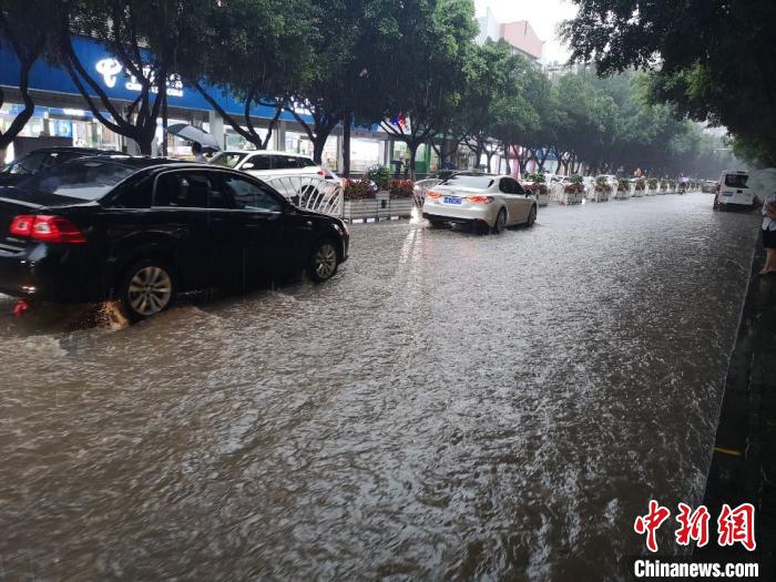 圖為重慶萬州城區(qū)積水嚴重?！≈貞c萬州區(qū)委宣傳部供圖 攝