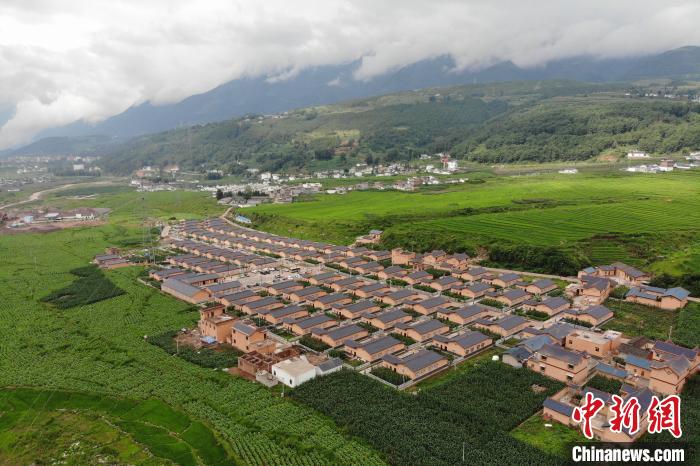 甲甲溝村新建農(nóng)房掩映在農(nóng)作之間?！埨?攝