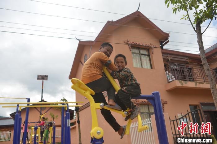 甲甲溝村里玩耍的孩子?！埨?攝