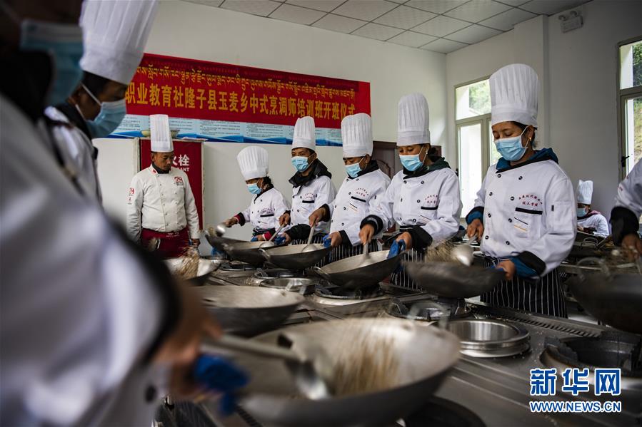 （新華全媒頭條·走向我們的小康生活·圖文互動(dòng)）（2）扎西德勒，我們的新家園——西藏易地扶貧搬遷搬出幸福美好新生活