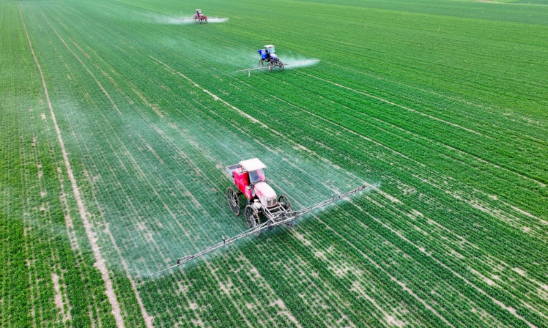 2024年2月18日，安徽省亳州市，利辛縣紀(jì)王場鄉(xiāng)孫老家村麥田，農(nóng)民駕駛自走式高桿噴霧機(jī)對小麥進(jìn)行噴藥作業(yè)。